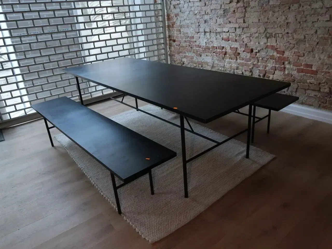 Billede 3 - Bord med 2 stk. bænke samt gulvtæppe