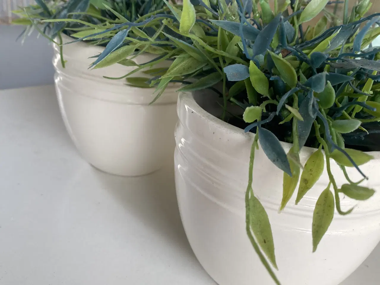 Billede 1 - 2 stk. kunstige planter i hvide potter