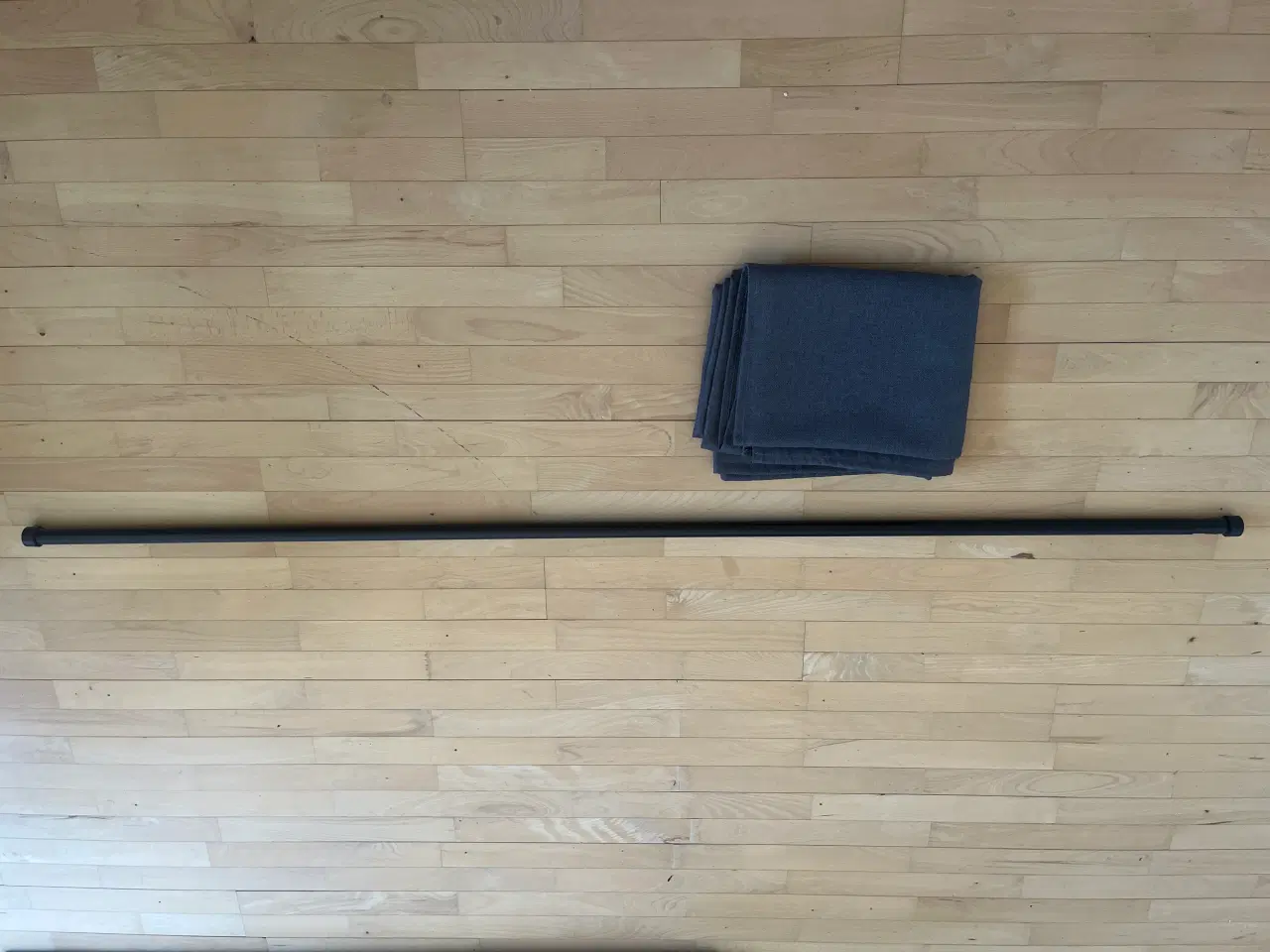 Billede 1 - Gardinstang med mørklægning gardin i grå