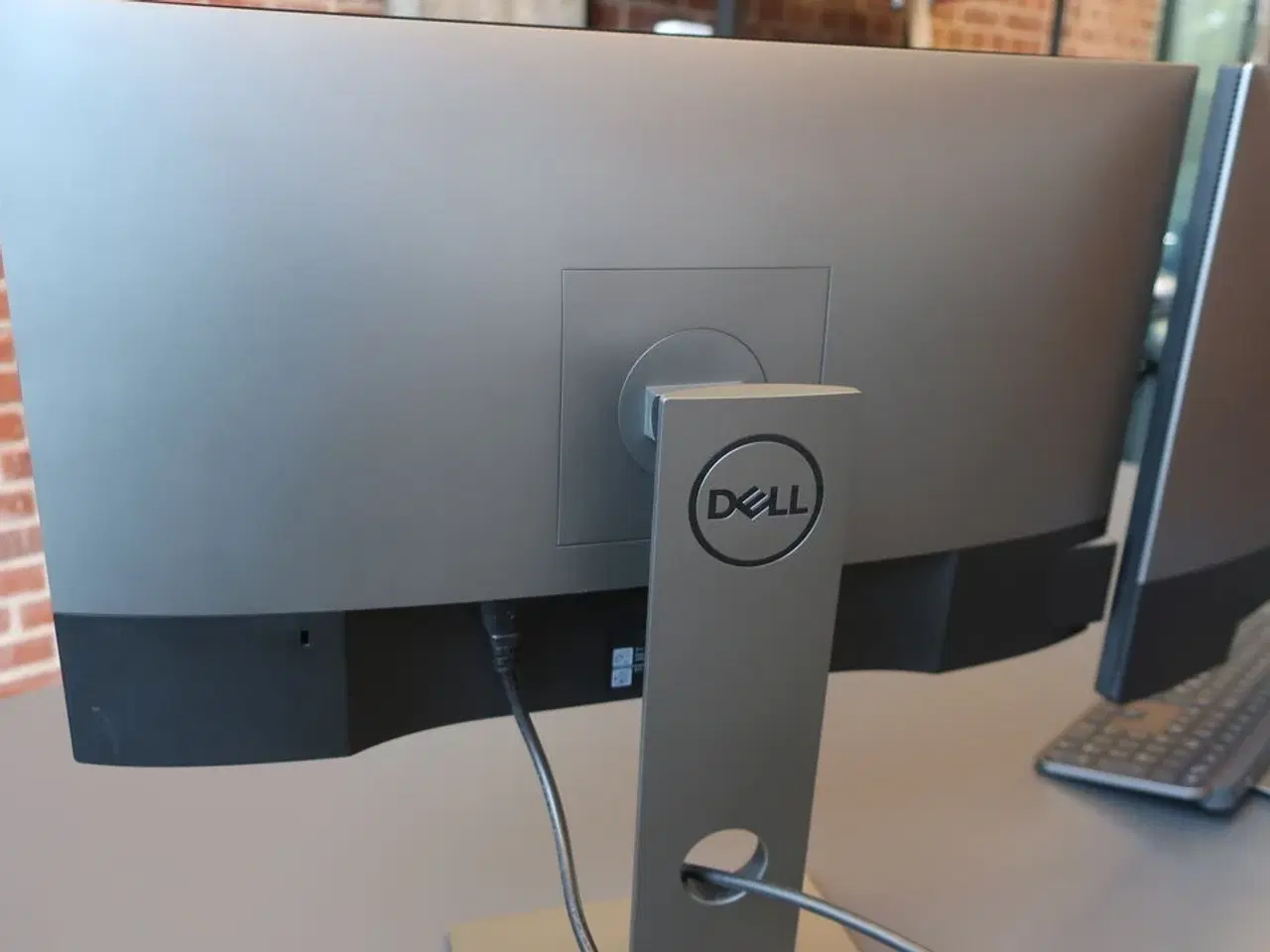 Billede 3 - 2 stk. 24" DELL skærme samt dockingstation og tastatur