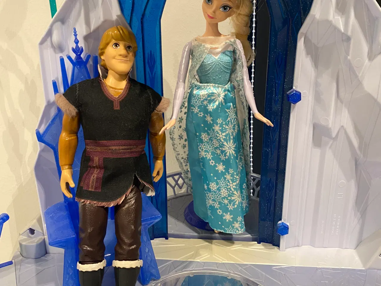 Billede 3 - Elsa Barbie, Frozen slot og Kristoffer Barbie