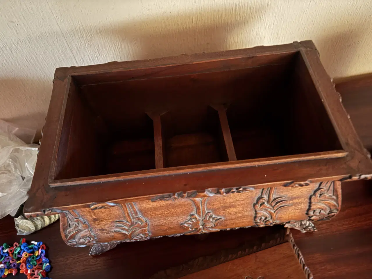 Billede 2 - Håndskåret trækiste/smykkeskrin