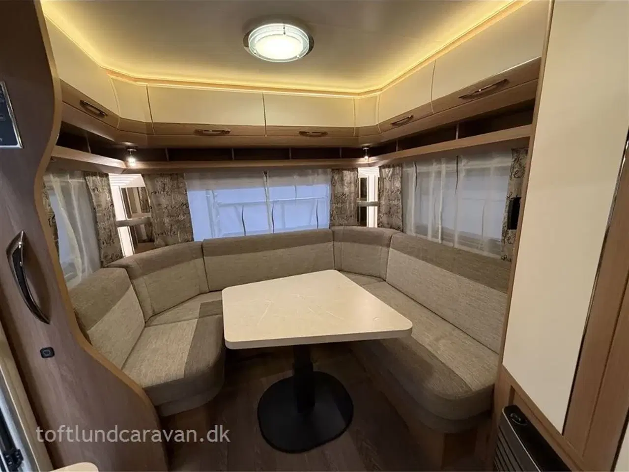 Billede 11 - 2020 - Hobby De Luxe 495 UL DK line   Superflot og velholdt, Enkeltsenge m/udtræk, m/MOVER + STORT ISABELLA FORTELT, DK-LINE model.