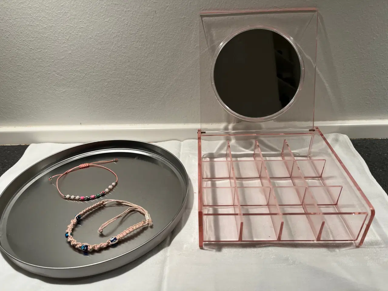 Billede 1 - Almay akrylskrin m. spejl, 2 armbånd og trææske
