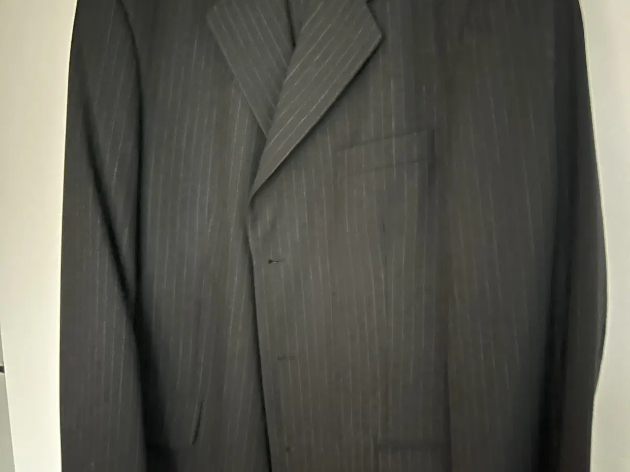 Billede 2 - Nålestribet jakkesæt str. 52