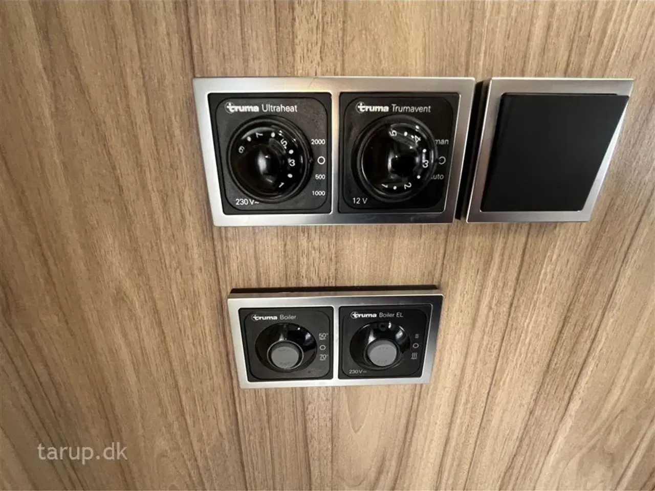 Billede 17 - 2022 - Hymer Feeling 442   Fortelt: Walker, mover, solceller, fast markise m sider og front, cykelholder, Truma UltraHeat, el- og gasboiler, endesiddegruppe, dobbeltseng