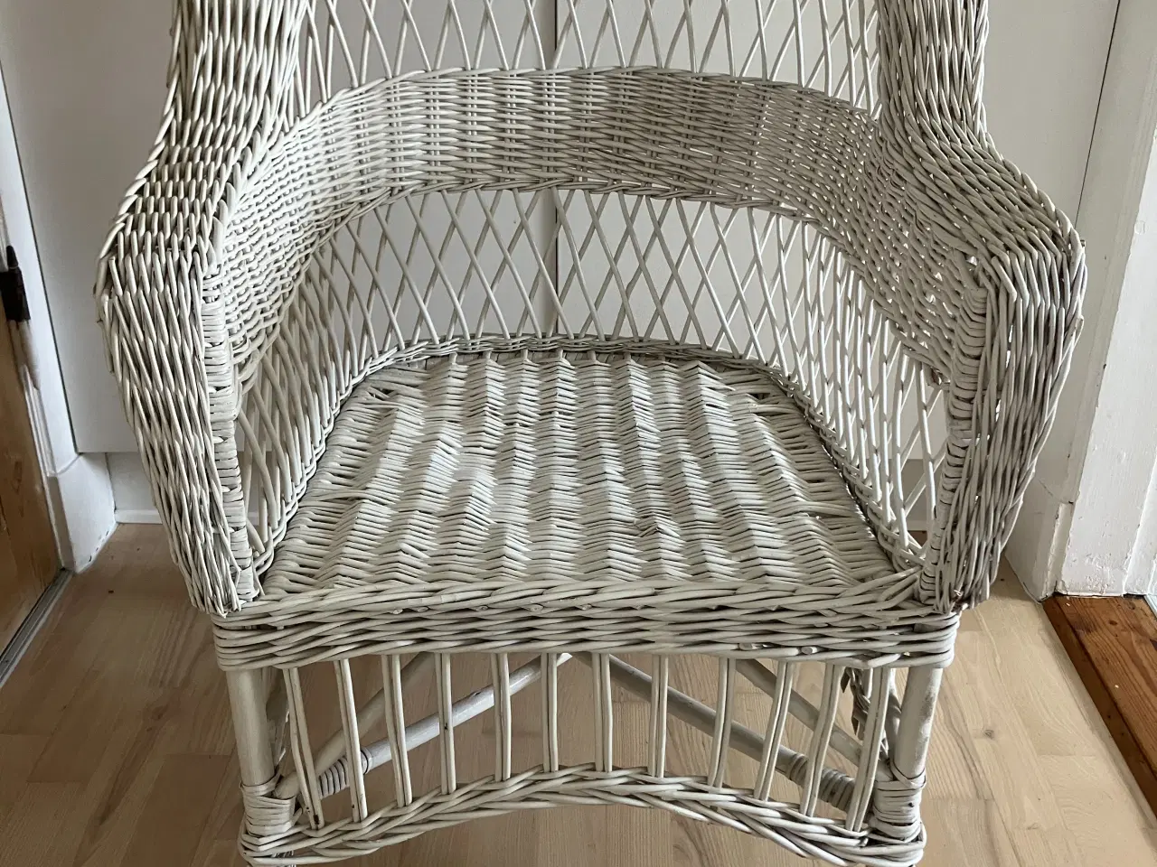 Billede 2 - Hvid kurvestol i god stand