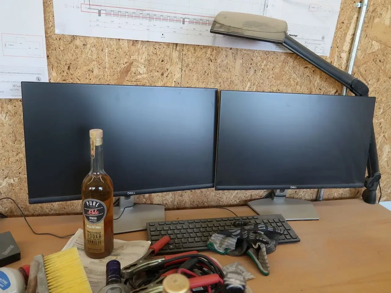 Billede 4 - El. hæve/sænke skrivebord med indhold bl.a. 2 stk. computerskærme DELL S2421HN, dockingstation m.m.