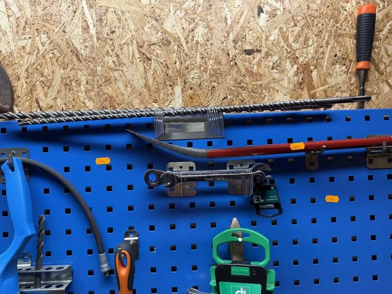 Billede 9 - Værktøjsvæg med diverse værktøj, bor m.m.