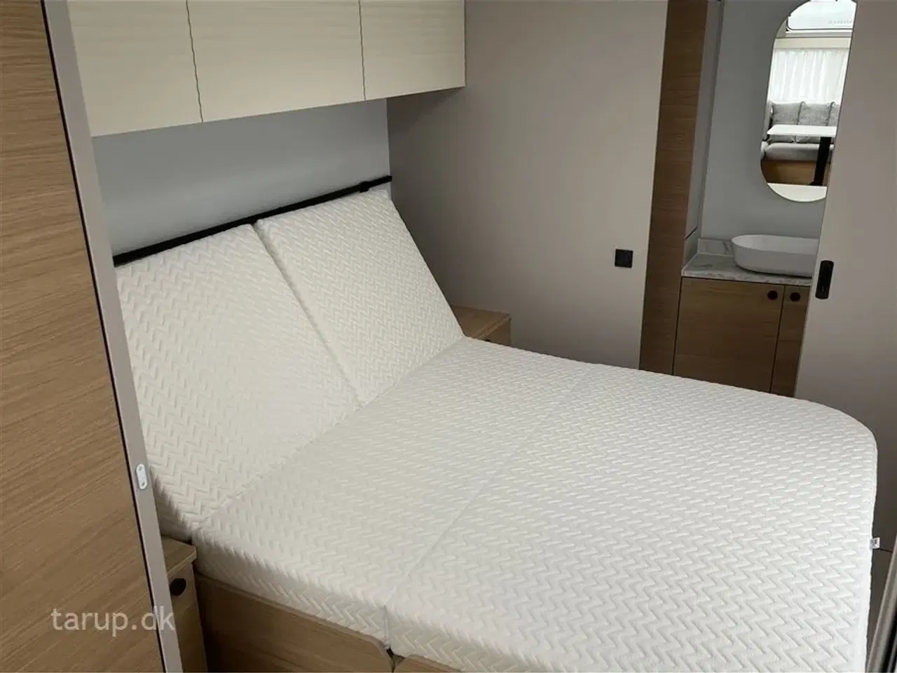 Billede 16 - 2026 - Adria Adora 613 UT   Fritstående dobbeltseng (Queens Bed), endebade-værelse, el-gulv-varme, panorama-vindue, Truma blæservarme, stort køleskab