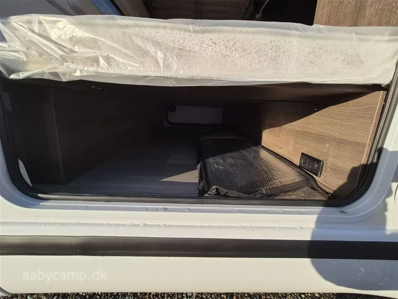 Billede 25 - 2026 - Benimar Tessoro   Nk Pakke. 8 trins Automatgear. 200W solceller. Webasto Dieselfyr. Kompressor køleskab. Køjer bag og sænkeseng Foran.