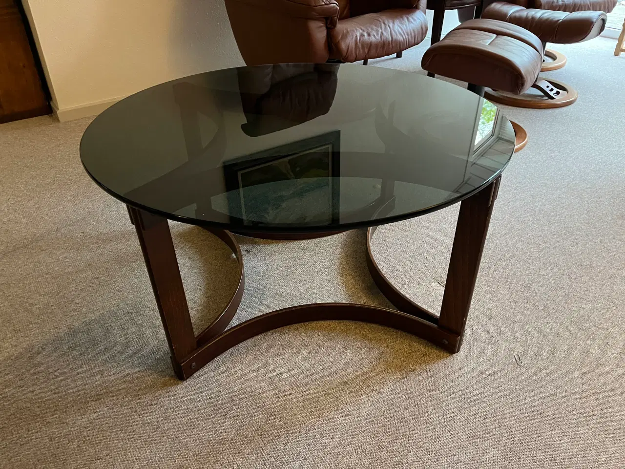 Billede 2 - Sofabord med stel i mørkt træ og tonet glasplade.