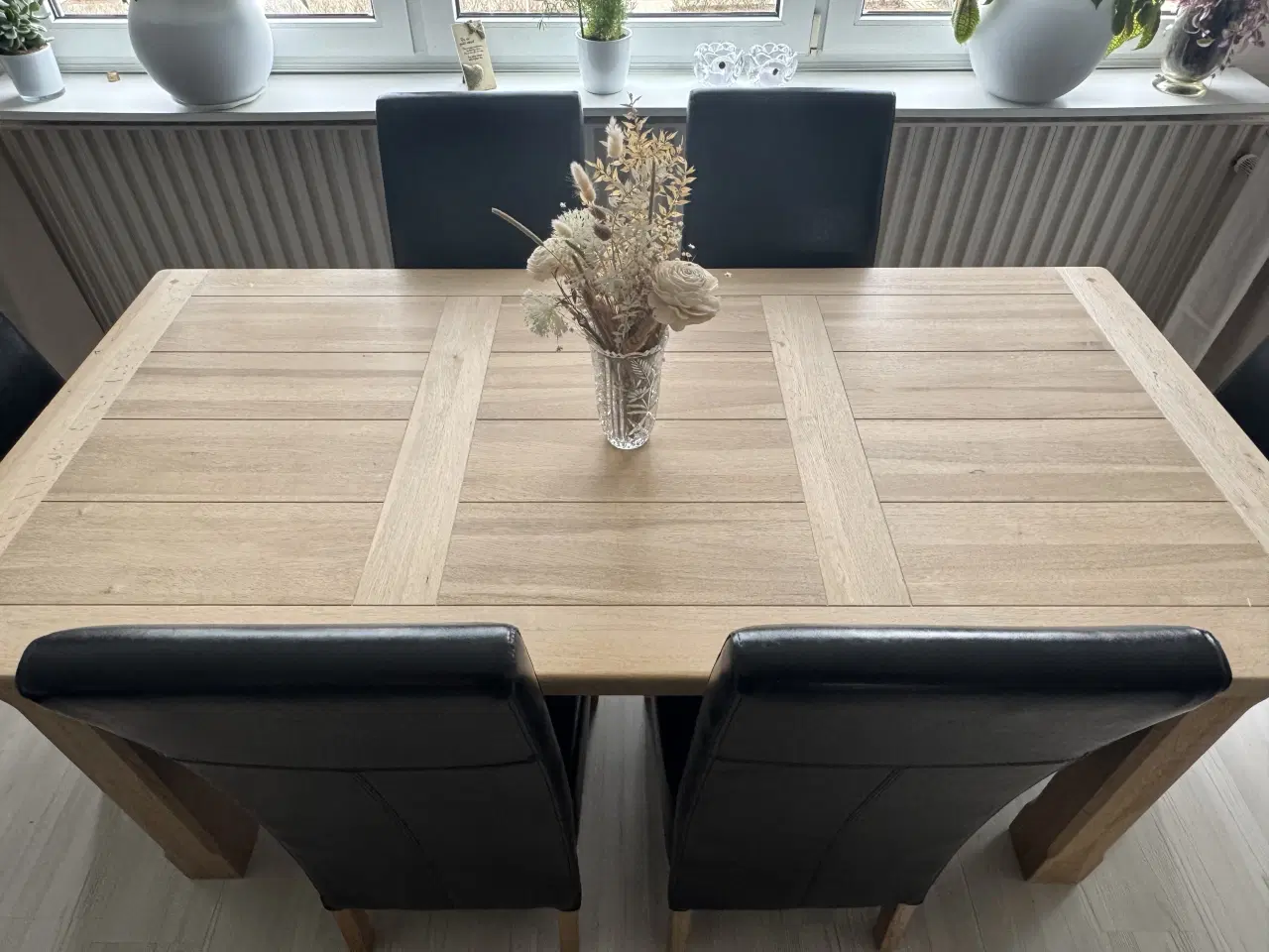 Billede 3 - Elegant spisebordsæt i egetræ med 6 læderstole