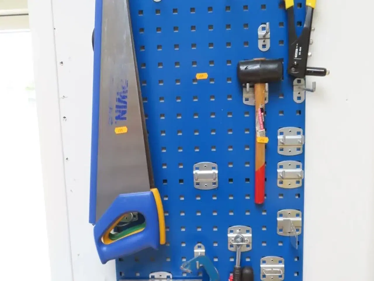 Billede 3 - Arbejdsbord med Skruetvinge og væghængt værktøj