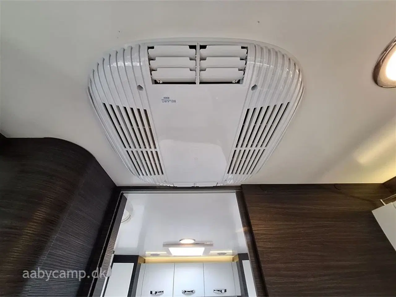 Billede 15 - 2020 - Benimar Mileo 296   QUEENSBED.SOLCELLER.INVERTER.A/C.STØTTEBEN.UDV. GASUDTAG.TV SAMT SOUNDBAR. UNDERVOGNSBEHANDLET. 5 SELEPLADSER