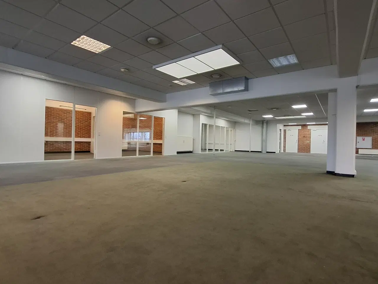 Billede 32 - Suveræn Beliggenhed – Showroom. Klinik, Butik, Gaming, Kontor mm. – Stort åbent areal i midten og mindre cellekontorer i glas.