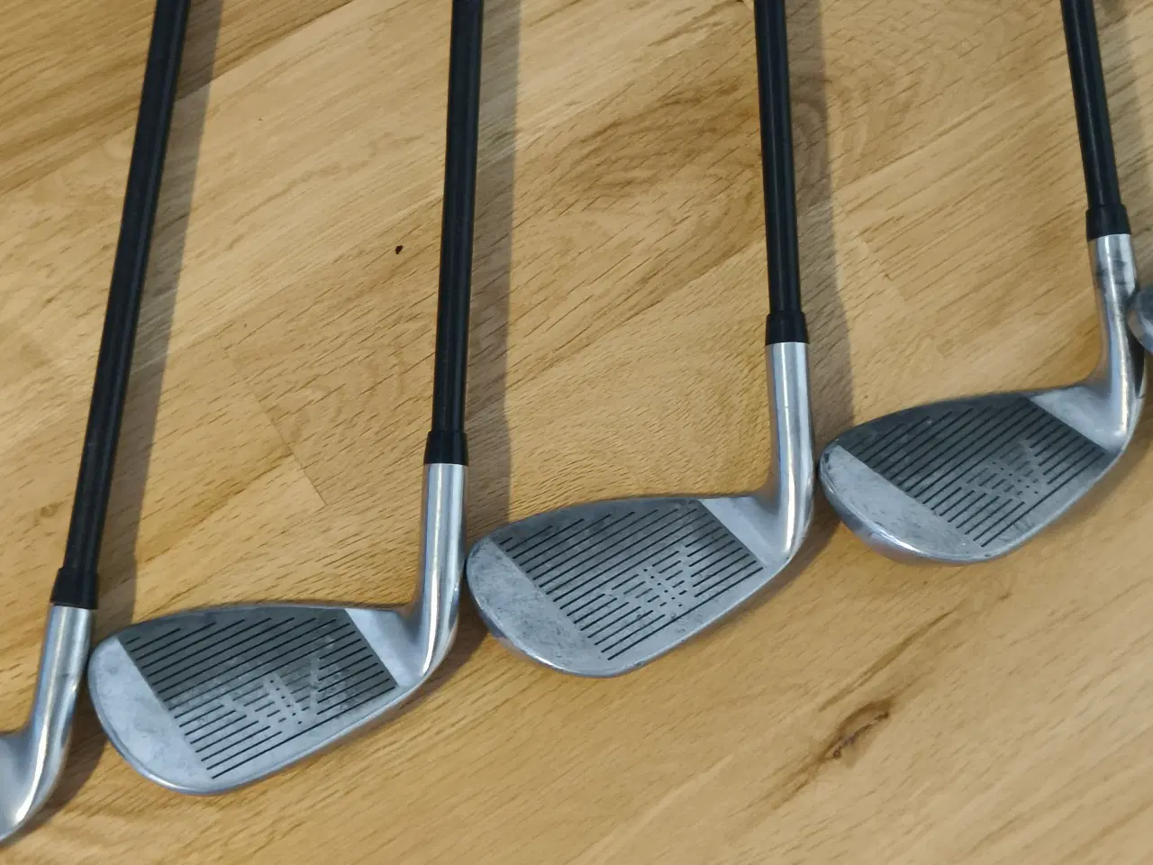 Billede 13 - Komplet golfsæt inkl. vogn og bag – klar til spil