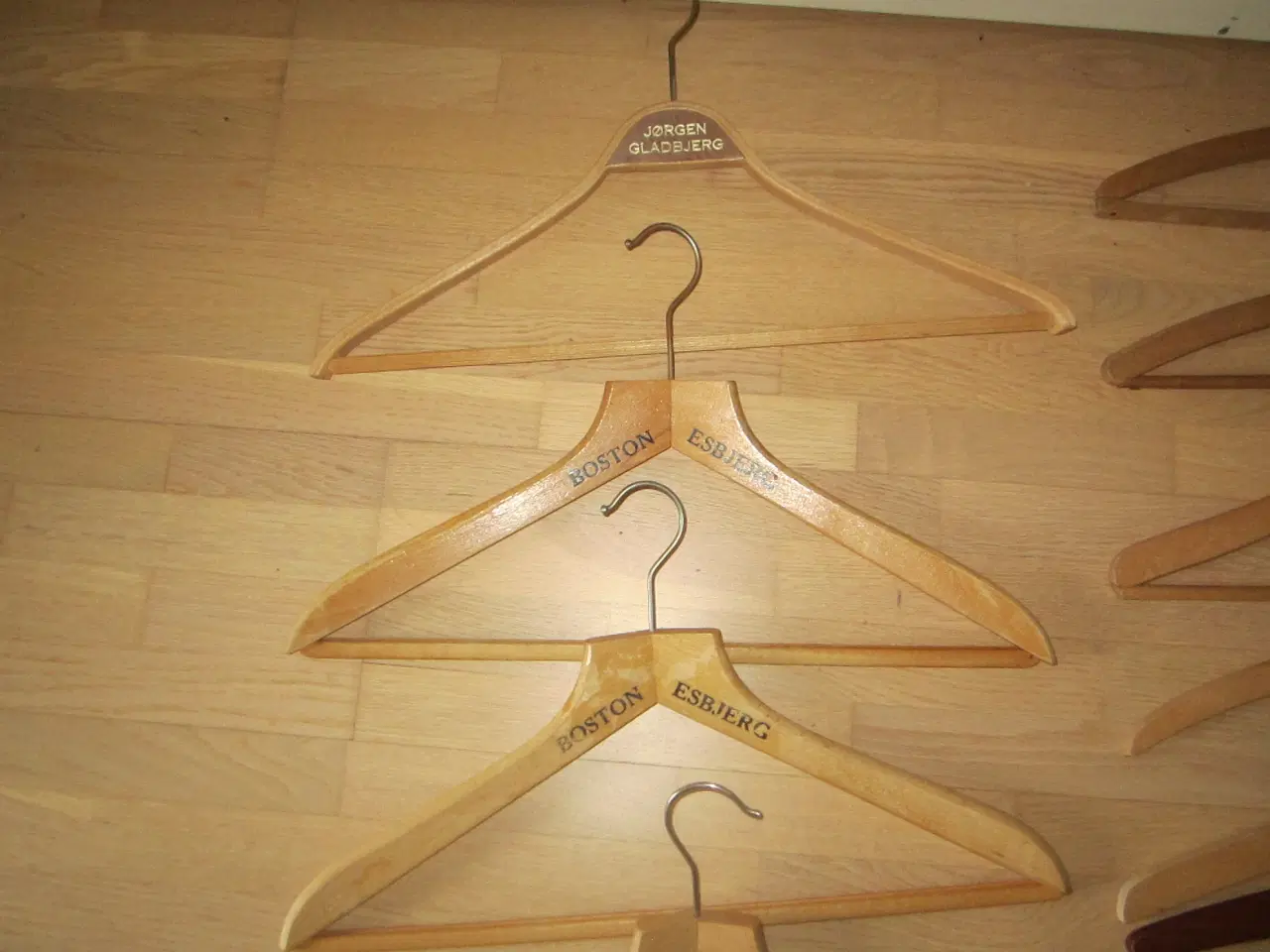 Billede 3 - Fine gamle træbøjler med og uden firmanavne pr stk