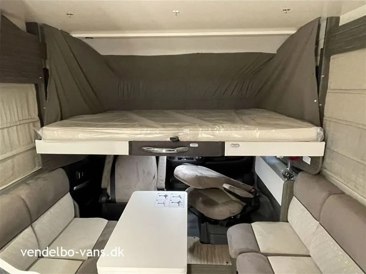 Billede 11 - 2026 - McLouis Nevis Lounge og stor højdejusterbar dobbeltseng bag + dobbeltseng foran