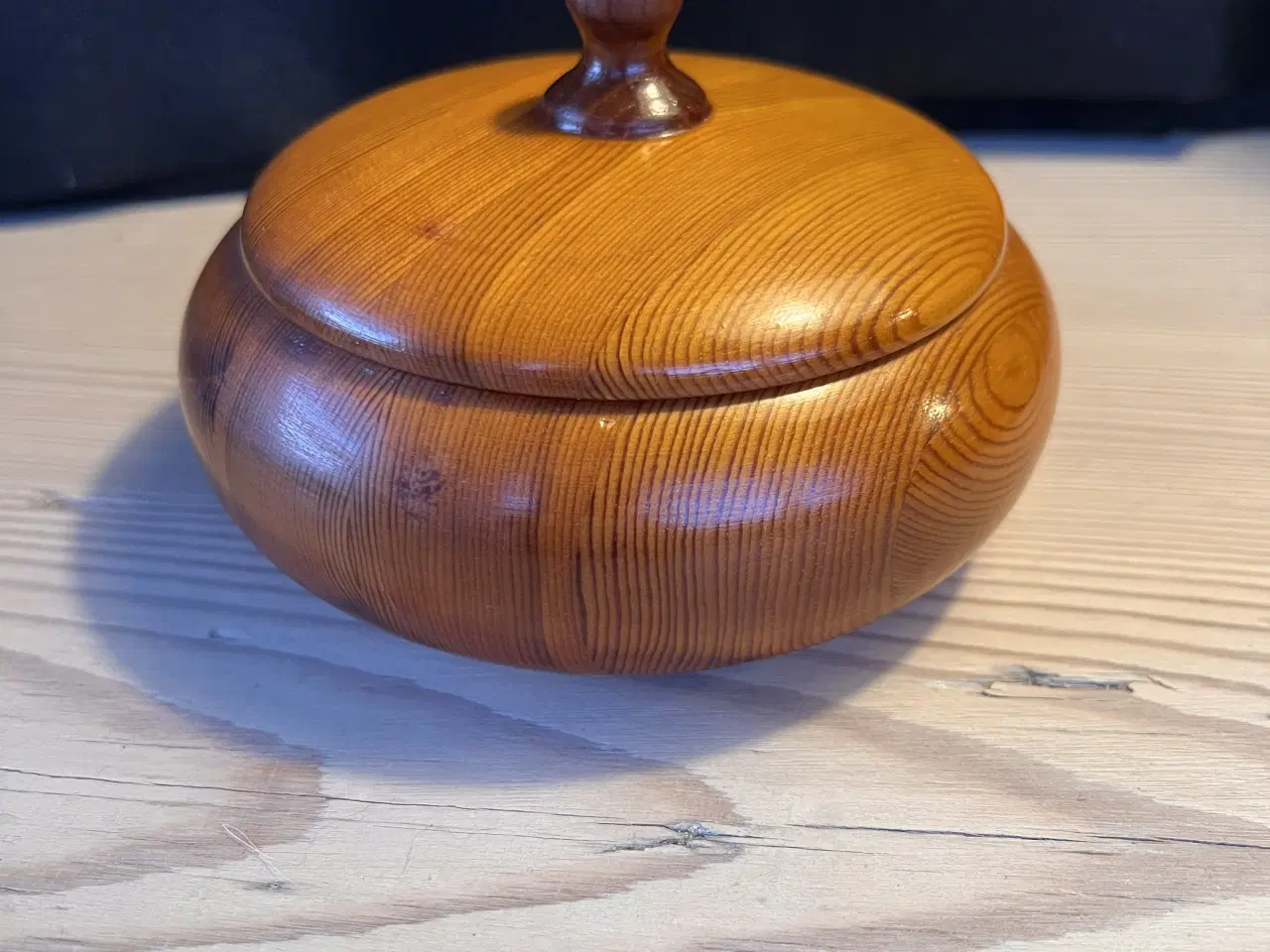 Billede 6 - Charmerende lågkrukke i lakeret træ 