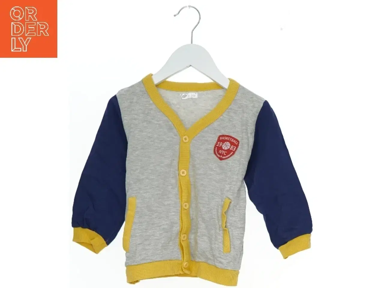 Billede 1 - Børne cardigan med basketball motiv fra Pepco (str. 104)