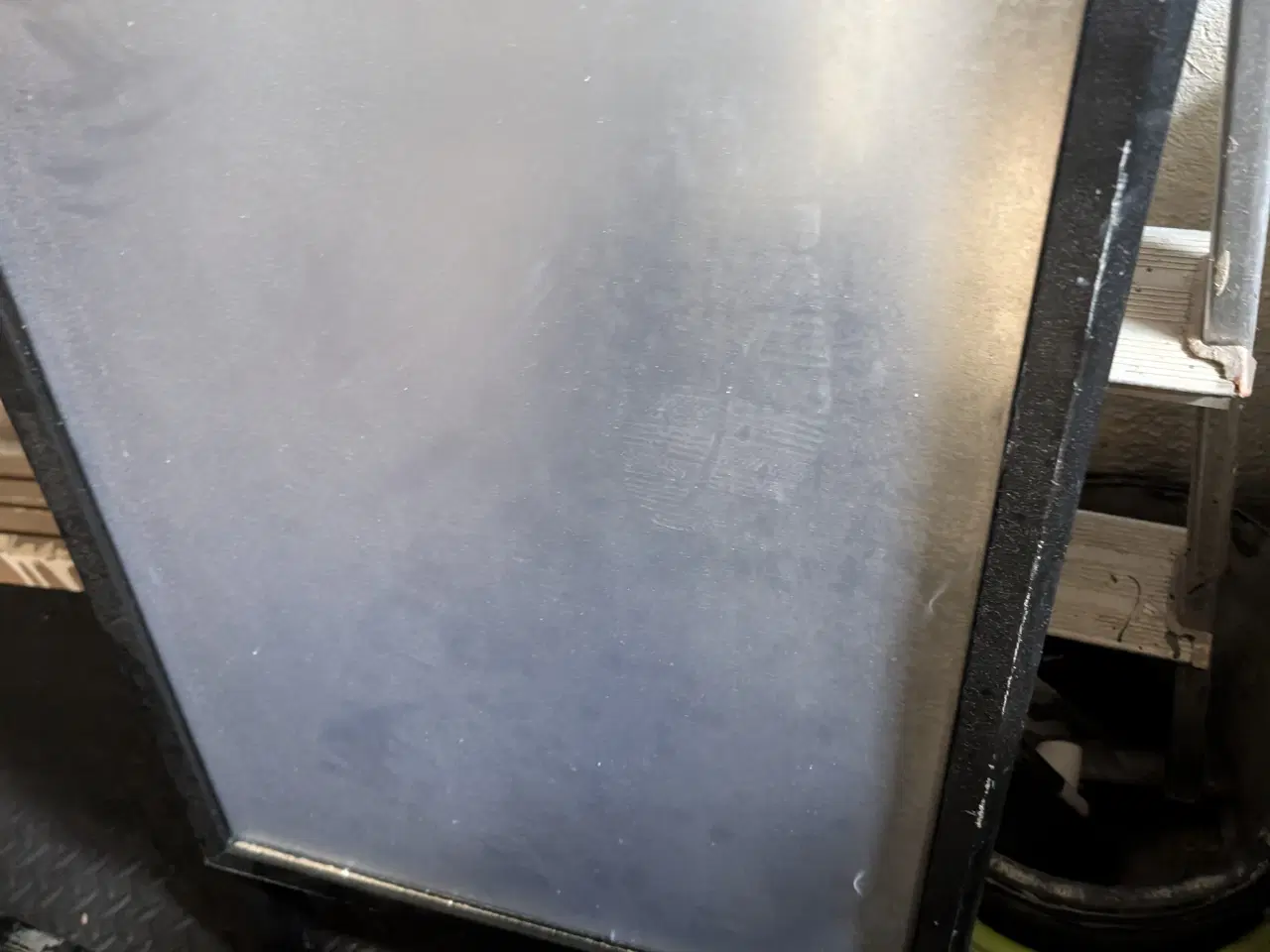 Billede 1 - T skilt i metal og med plastplade i rammen