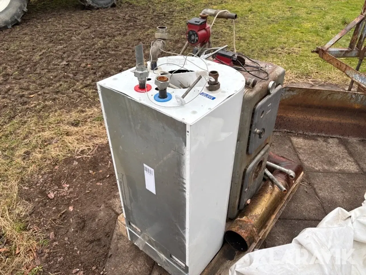 Billede 3 - Oliefyr og varmtvandsbeholder Metro therm, Ribe jernstøberi 6440