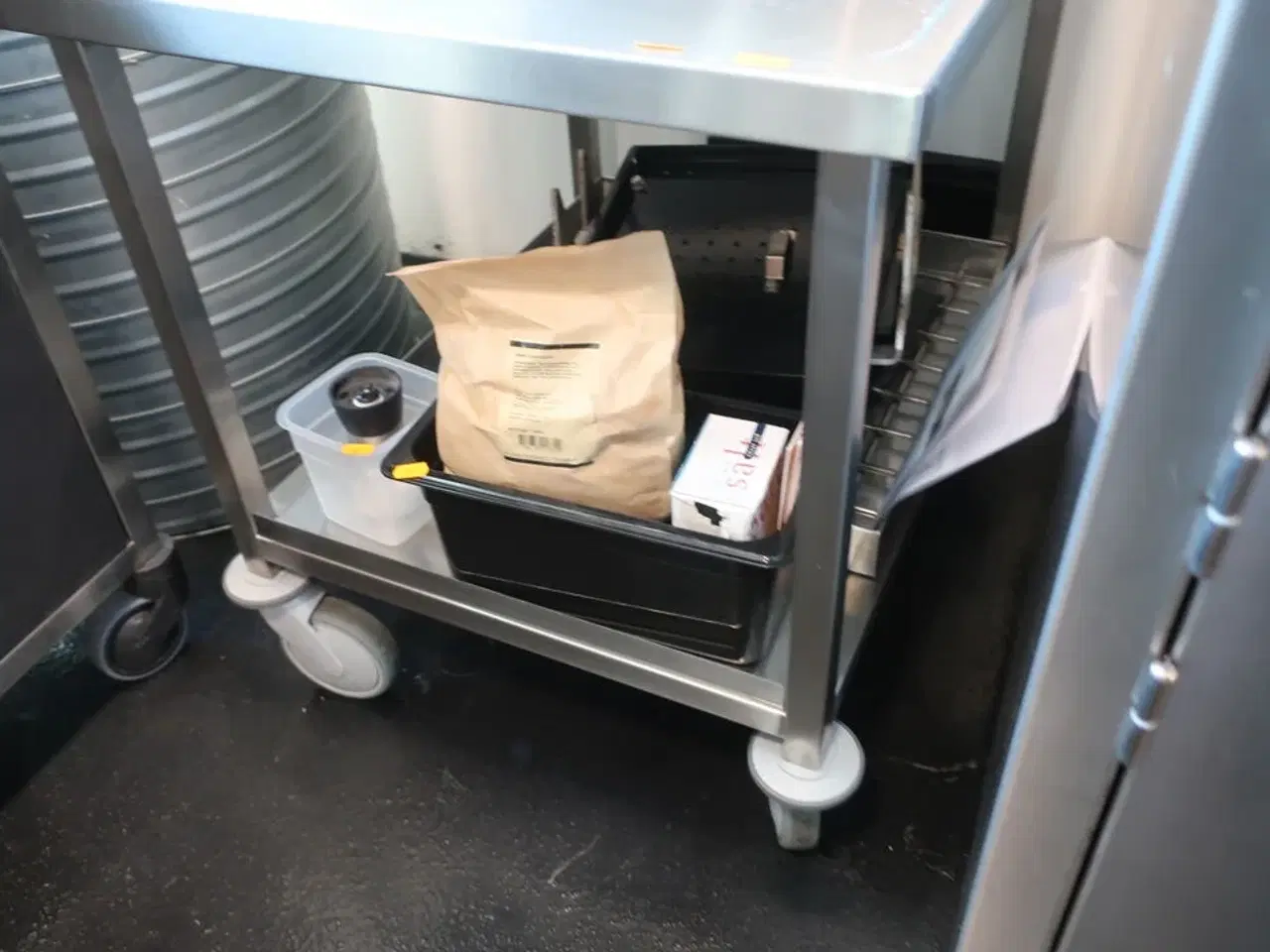 Billede 3 - Arbejdsbord på hjul uden indhold