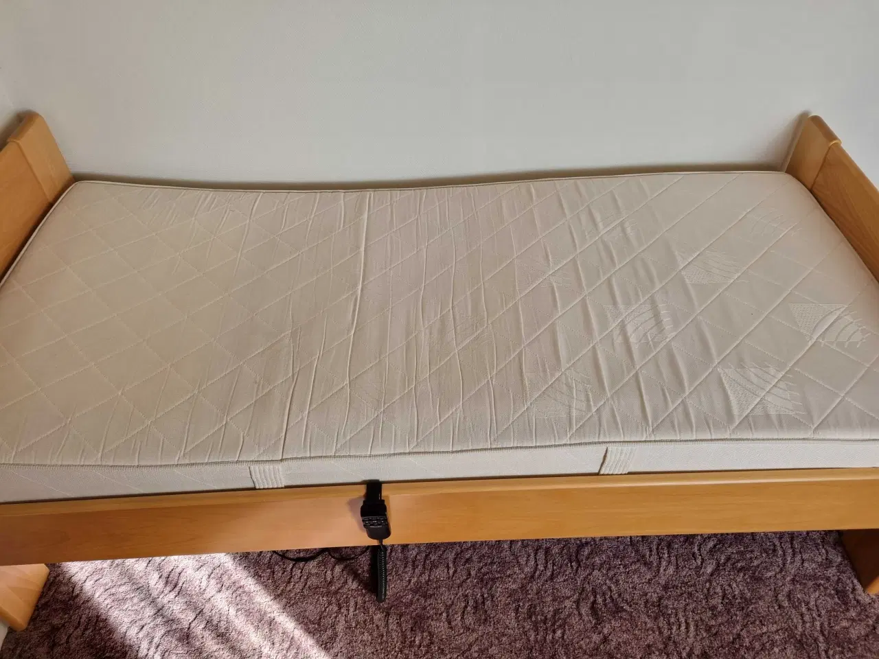 Billede 3 - Elevations seng med madras 