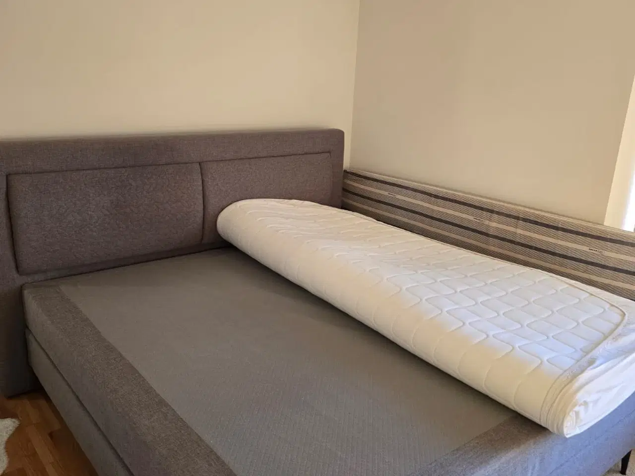 Billede 3 - Stor og komfortabel seng 200x180 – inkl. gavl