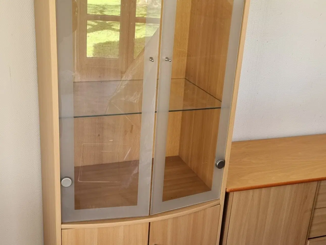 Billede 1 - Glasskab og kommode