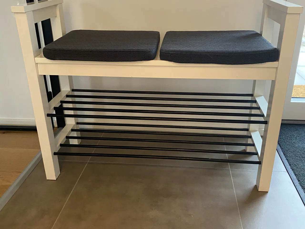 Billede 1 - Robust hvid skoreol Ikea med 2 stk grå hynder