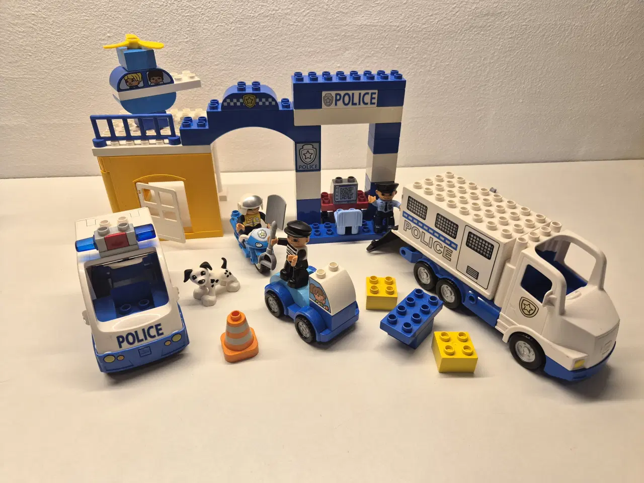 Billede 1 - Duplo Politi , Fangetransport, Politibil med blink