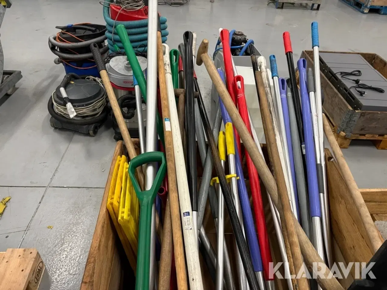 Billede 5 - Lot med have-/rengøringsredskaber og sten - 2 paller