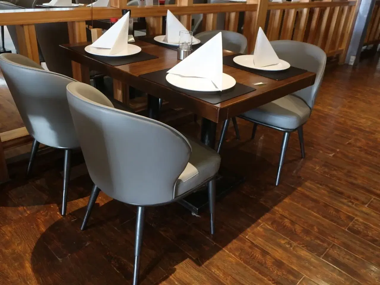 Billede 4 - Bord og 4 nye stole
