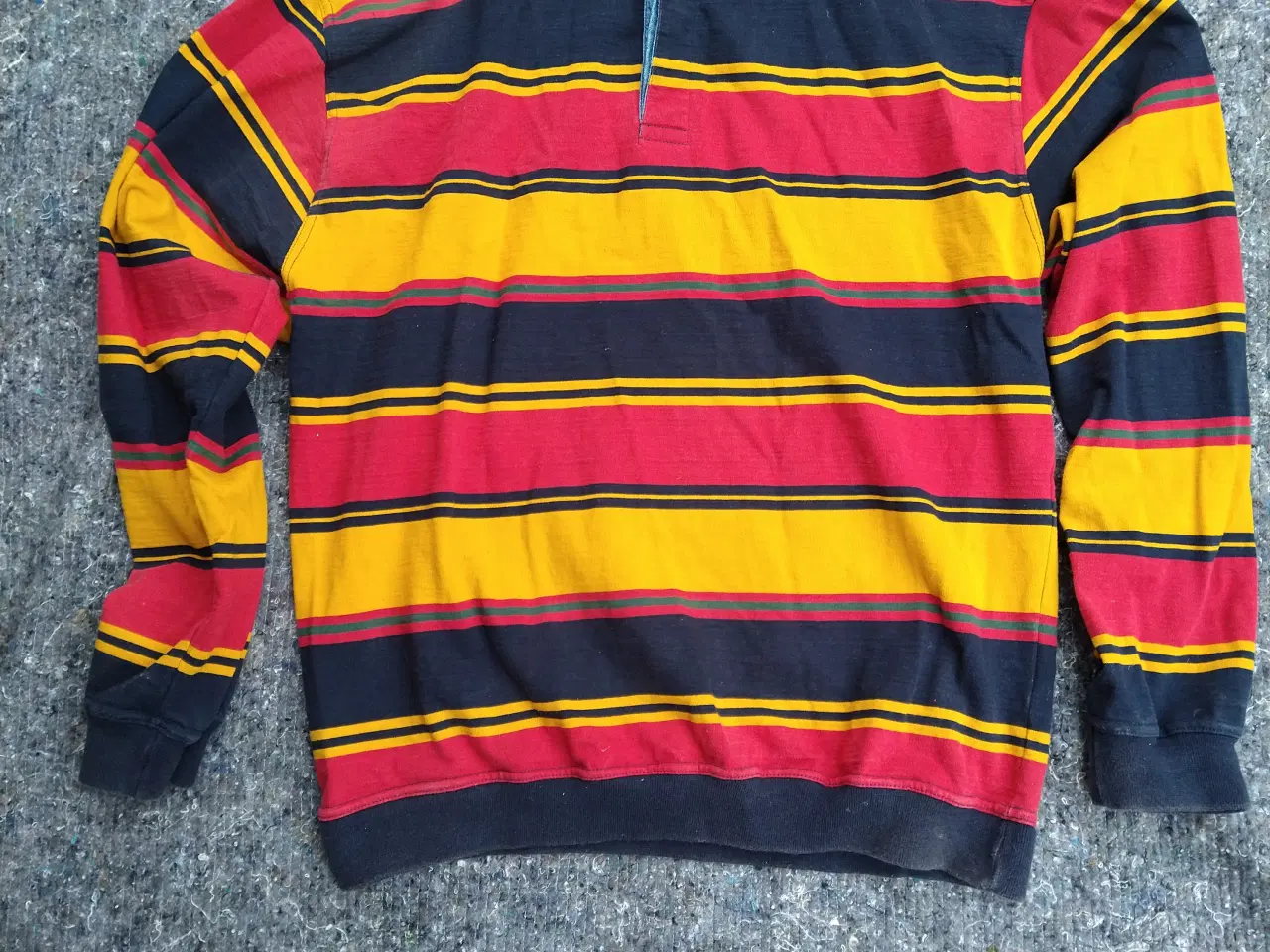 Billede 1 - sweater str. L, rød/gul/sort