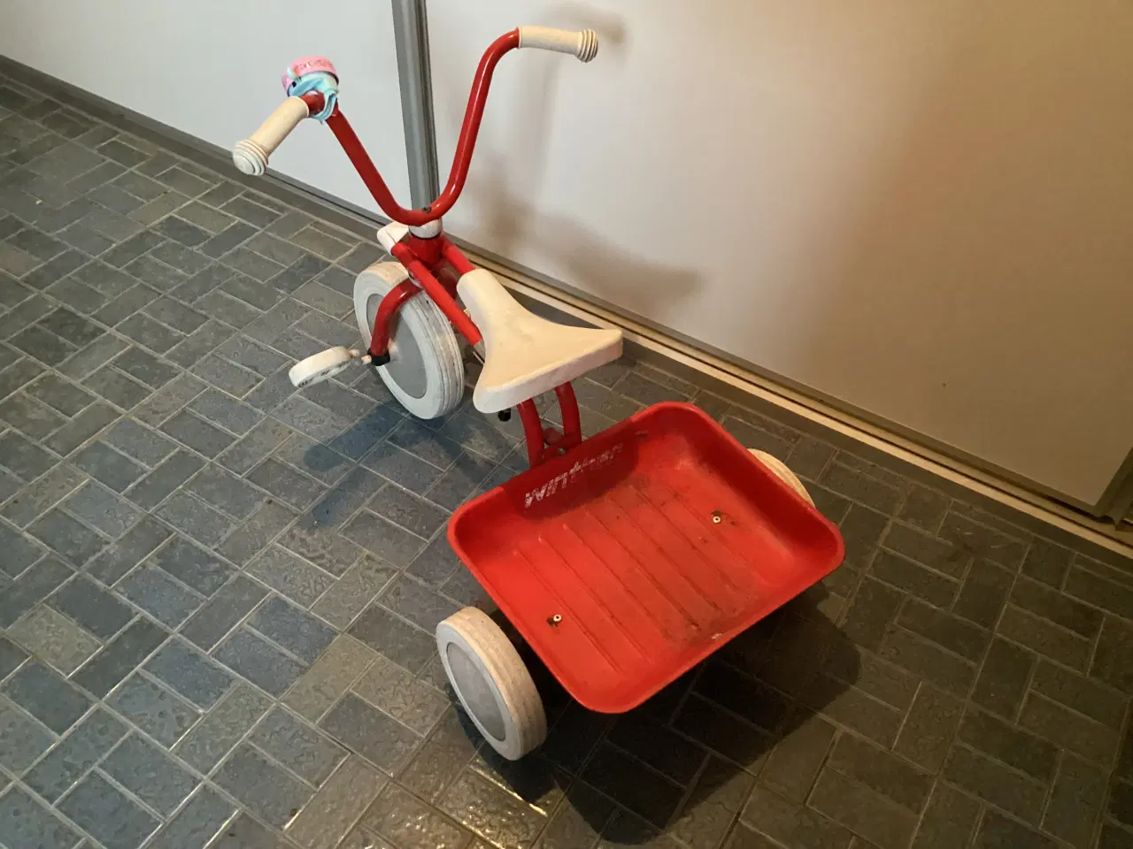 Billede 2 - Rød trehjulet winthercykel  m/lad