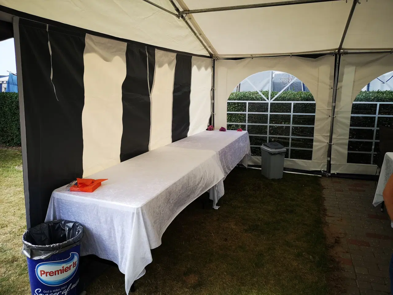 Billede 3 - Partytelt med 6 Klapbord