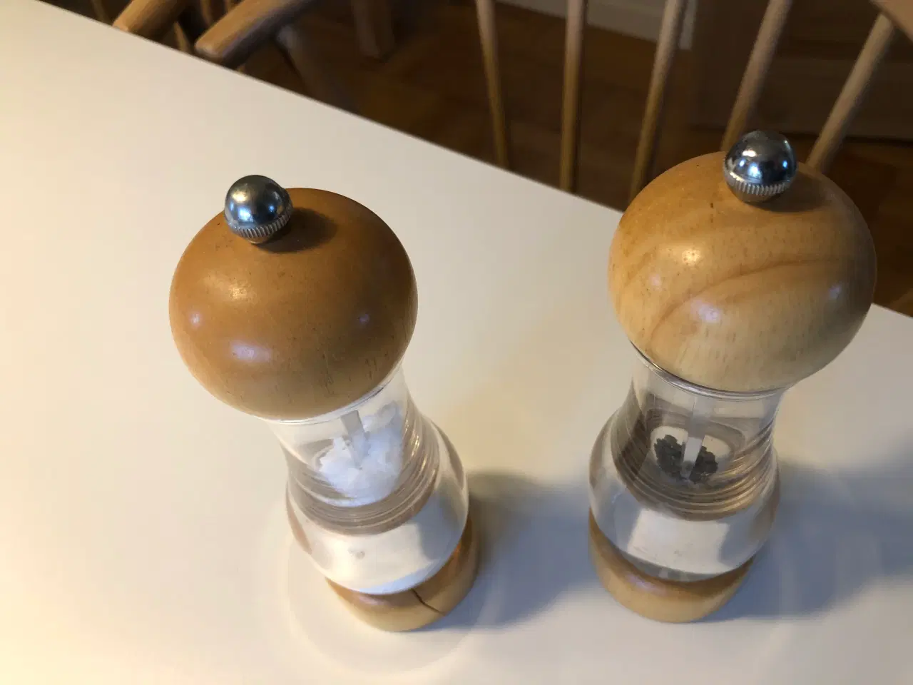 Billede 3 - Salt og Pebersæt i lyst træ og acryl