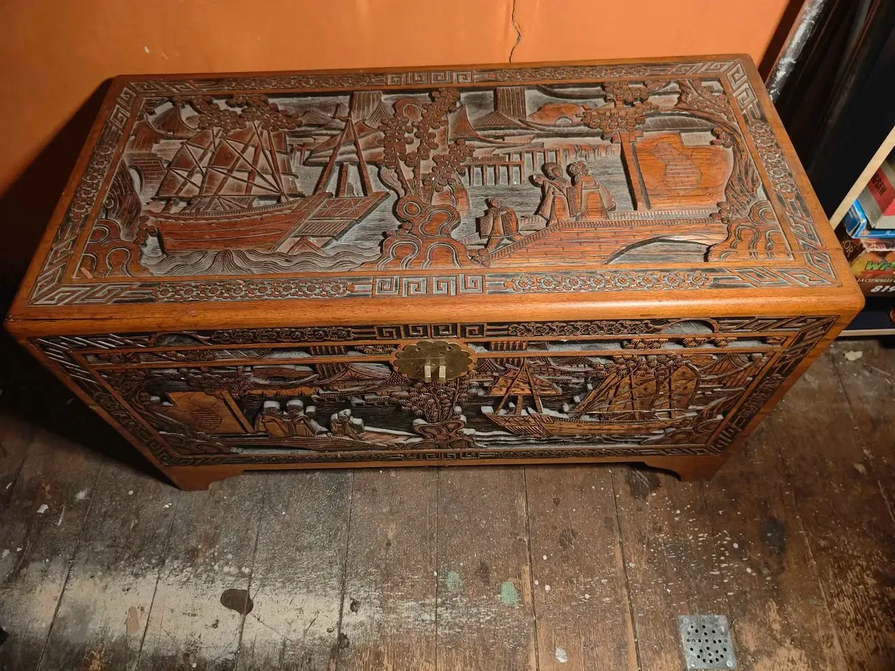 Billede 3 - Trækiste med udskårne motiver