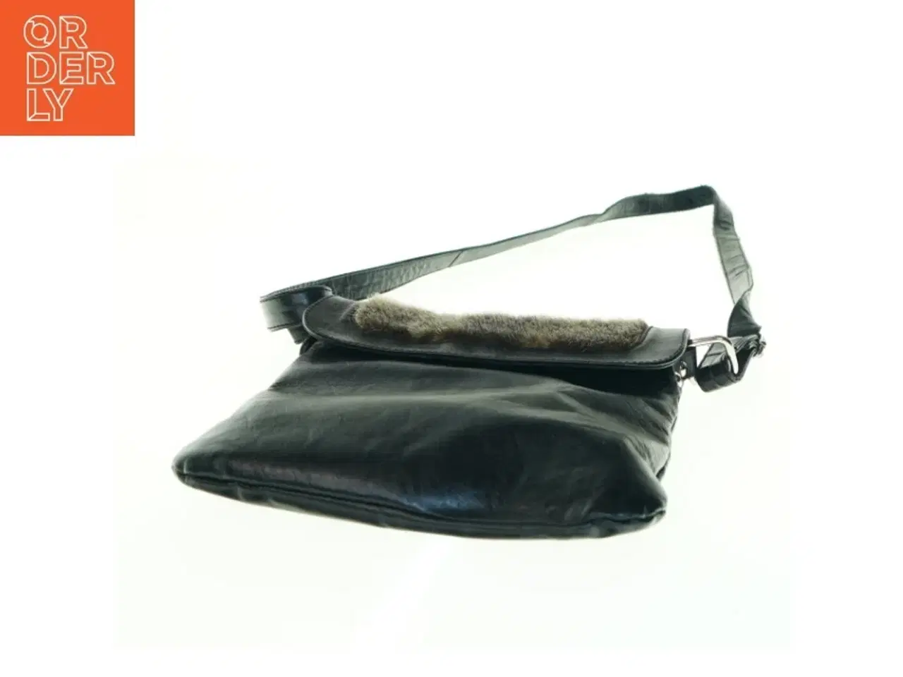 Billede 2 - Sort skuldertaske med pelsdetalje (str. 26 x 22 cm)