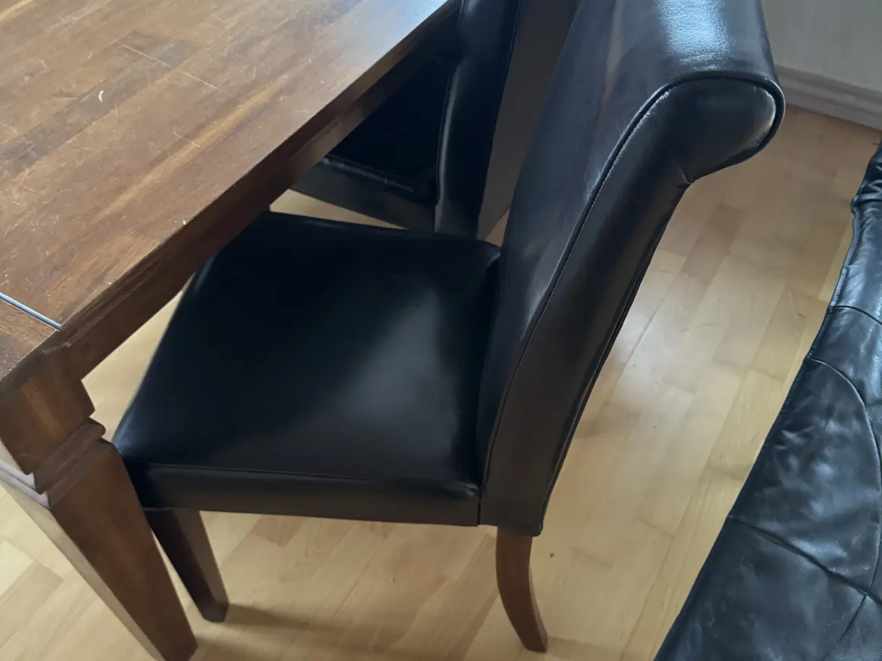 Billede 2 - Spisebord med stole sælges