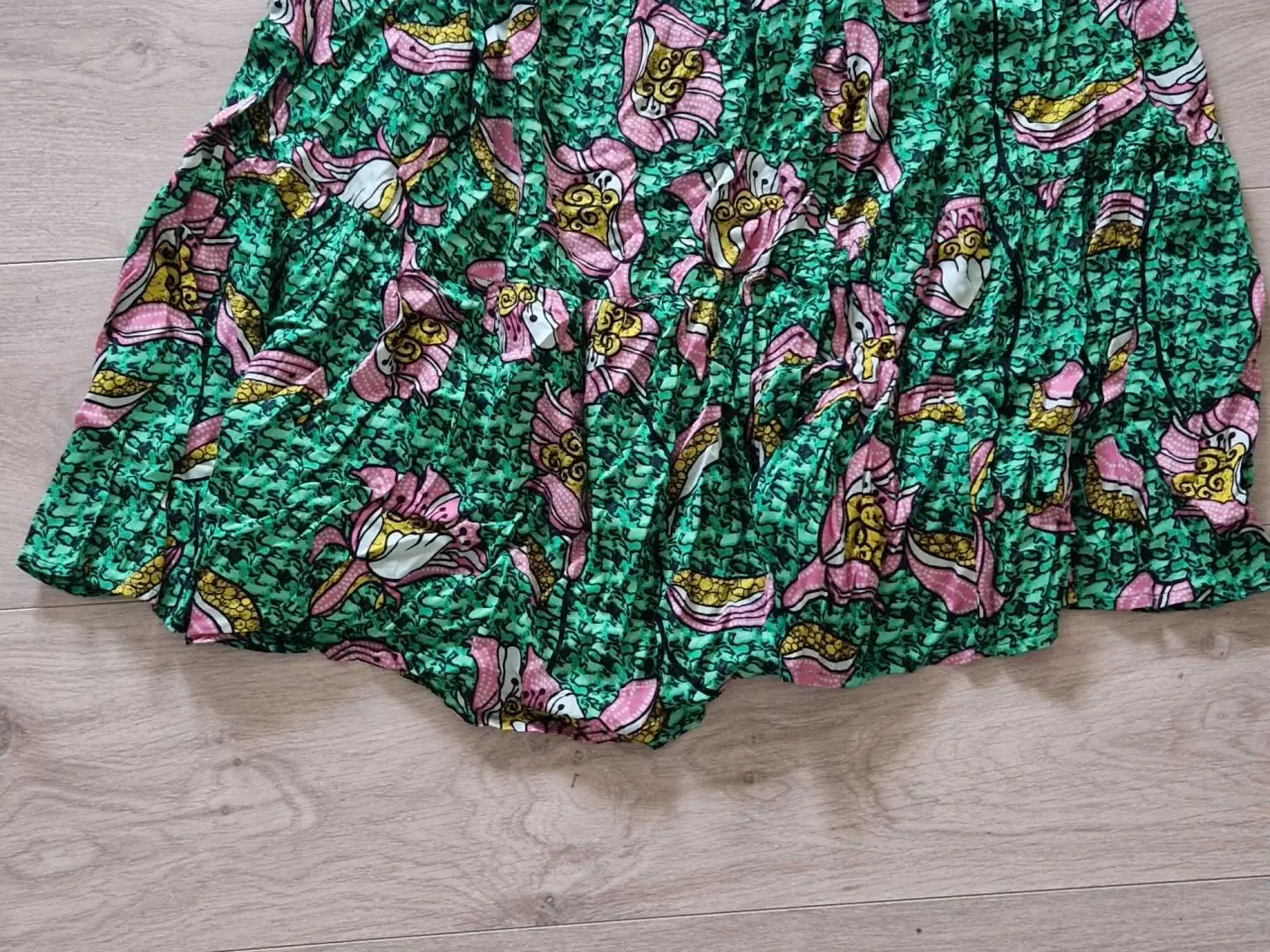 Billede 1 - Nederdel med blomster