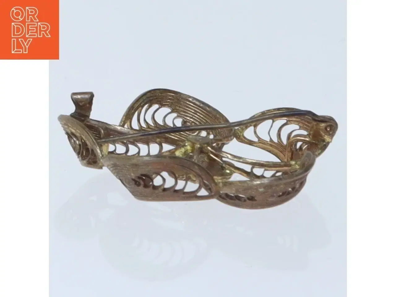 Billede 4 - Broche i blomsterform med sorte stener (str. 4 cm)