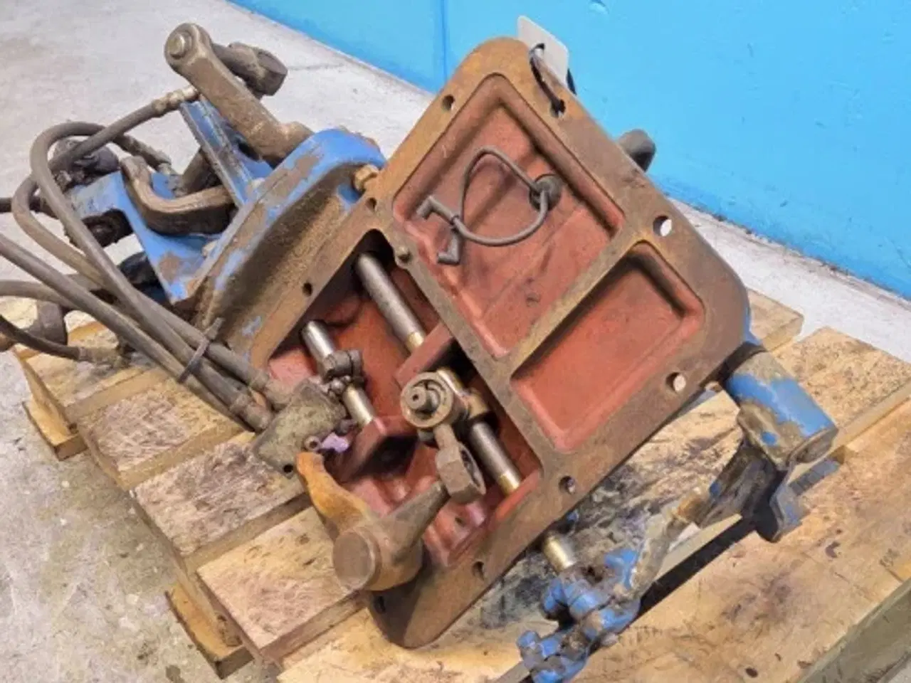 Billede 14 - Ford 8210 Dæksel E4NN7488AA