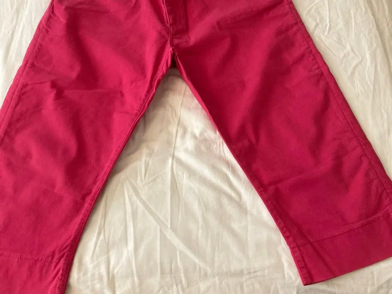 Billede 5 - Ceride-røde Capri-shorts (3/4 lange) str 46
