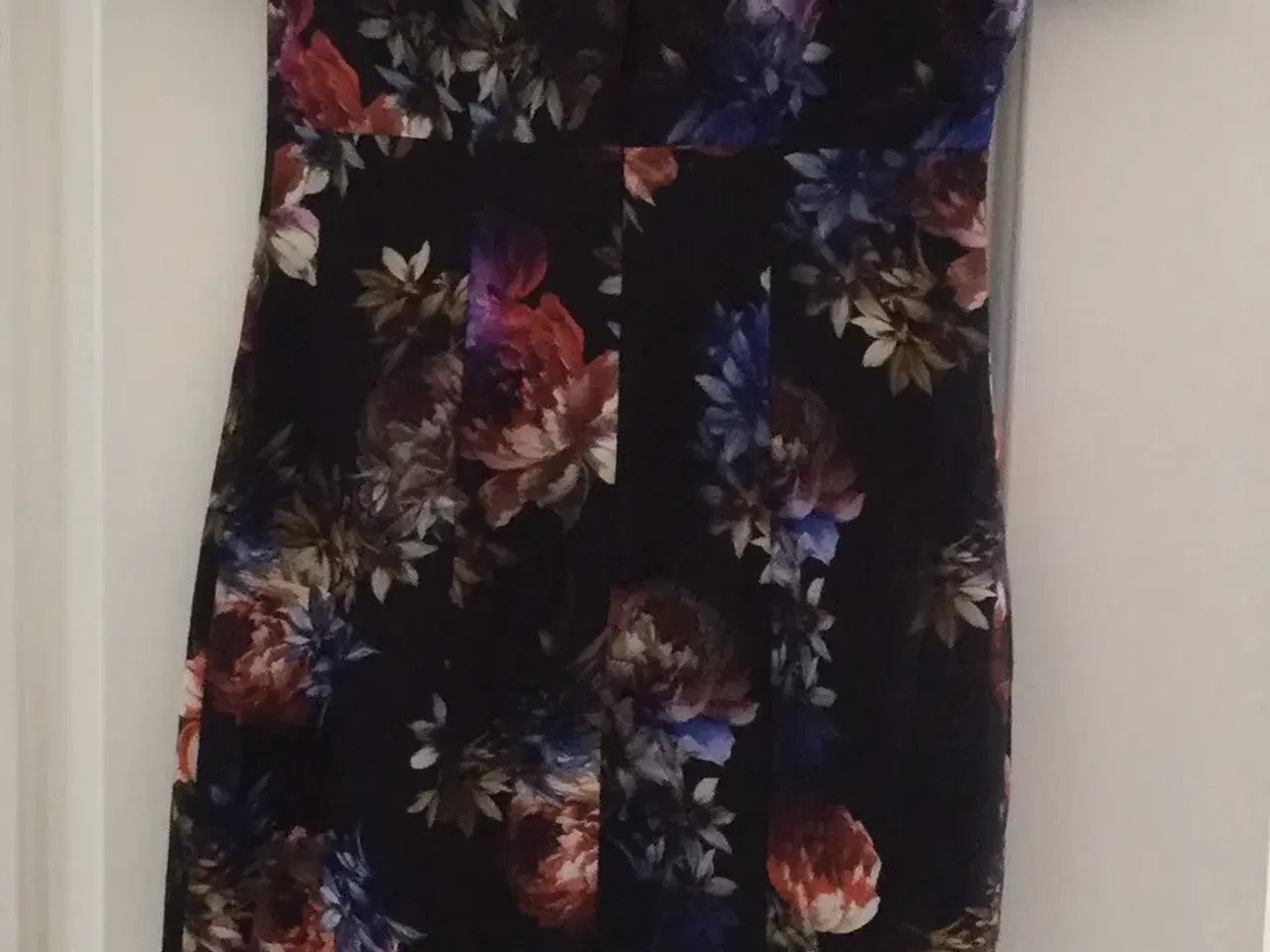 Billede 3 - kjole med blomster fra Debenhams/størrelse 42