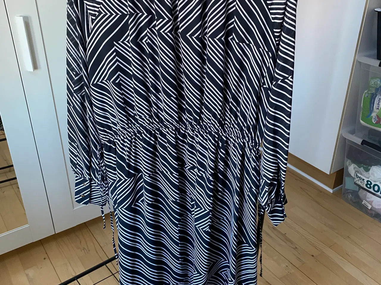 Billede 1 - Blå/hvid midi kjole