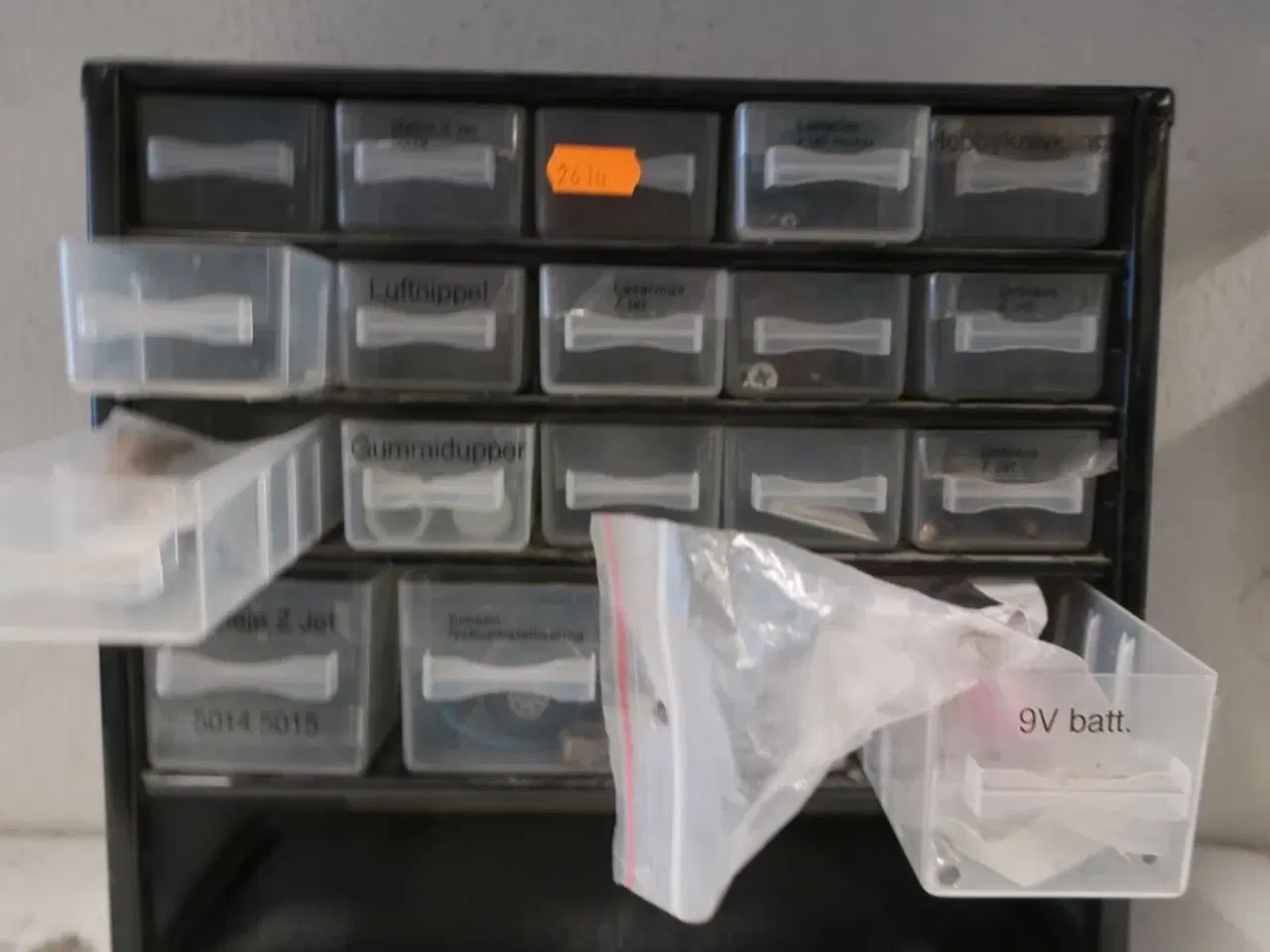 Billede 6 - Værktøjsskab inkl. indhold, samt indhold på reol