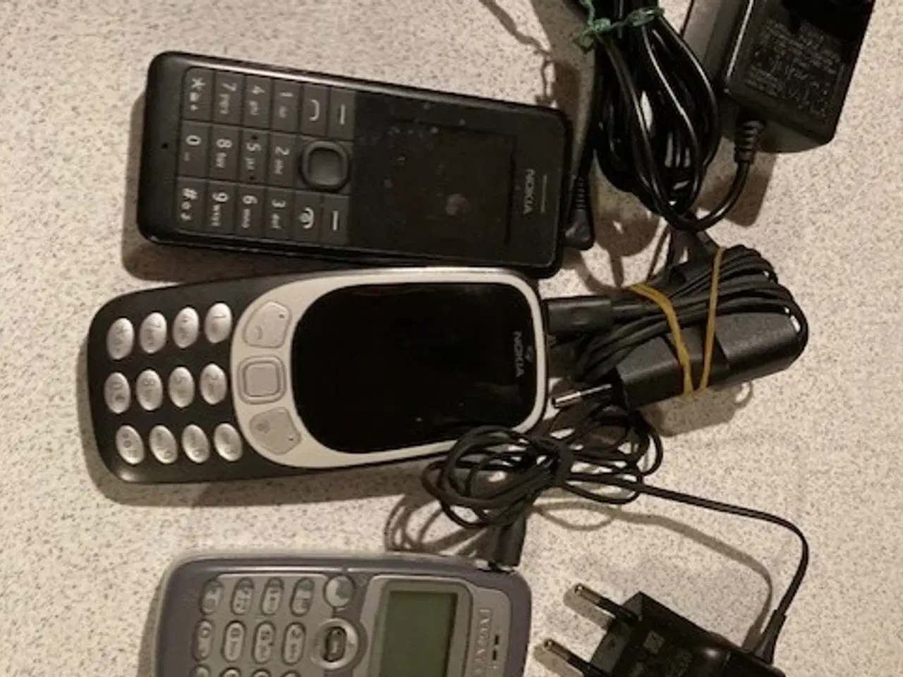 Billede 1 - Mobiltelefoner med oplader 